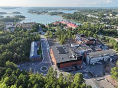 Ilmakuva Kalevanniemen kampuksesta, taustalla meri.