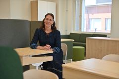 Apulaisrehtori Tiina Kortetmäki Kalevanniemessä luokkahuoneessa.