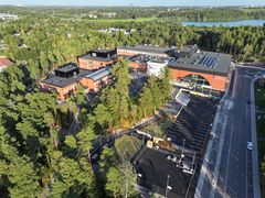 Ilmakuva Kalevanniemen kampuksesta, jossa näkyy oppimiskylärakennuksia ja uusi liikuntahalli.