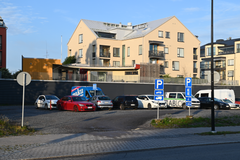 Väliaikainen pysäköintialue Tuulensuunkadun ja Aurinkotien risteyksessä Naantalissa.