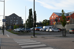 Väliaikainen pysäköintialue Tuulensuunkadun ja Aurinkotien risteyksessä Naantalissa.