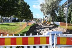 Aurinkotien ja Piispantien risteys, jossa on väliaikaisia liikennejärjestelyitä jalankulun ja pyöräilyväylän uudistamisurakan aikana.