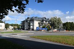 Aurinkotien ja Piispantien risteys, jossa on väliaikaisia liikennejärjestelyitä jalankulun ja pyöräilyväylän uudistamisurakan aikana.