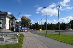 Aurinkotien ja Piispantien risteys, jossa on väliaikaisia liikennejärjestelyitä jalankulun ja pyöräilyväylän uudistamisurakan aikana.