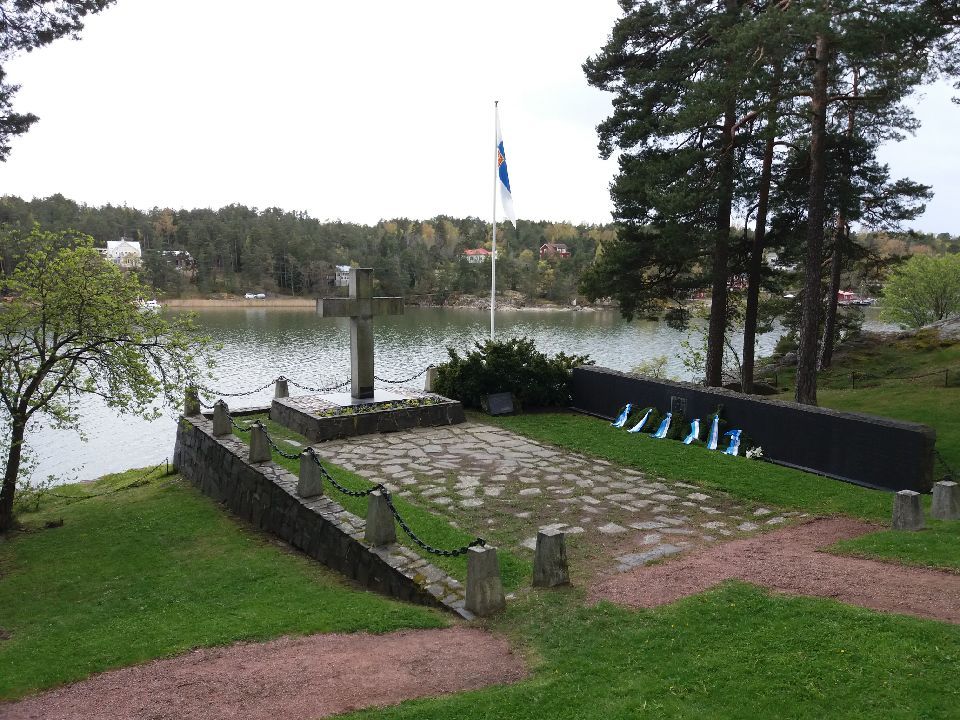 Panssarilaivojen perinneyhdistys ry vaalii panssarilaivoilla palvelleiden merisotilaiden muistoa ja heidän luomiaan perinteitä sekä välittää niitä tuleville sukupolville. Matti Ketola
