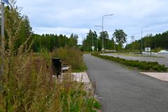 Katualue, etualalla katupenkki.