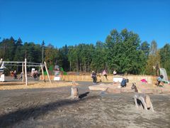 Monitoimiareena Velkuan koulun pihalla.