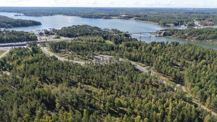 Ilmakuvaa Luonnonmaan saaresta.