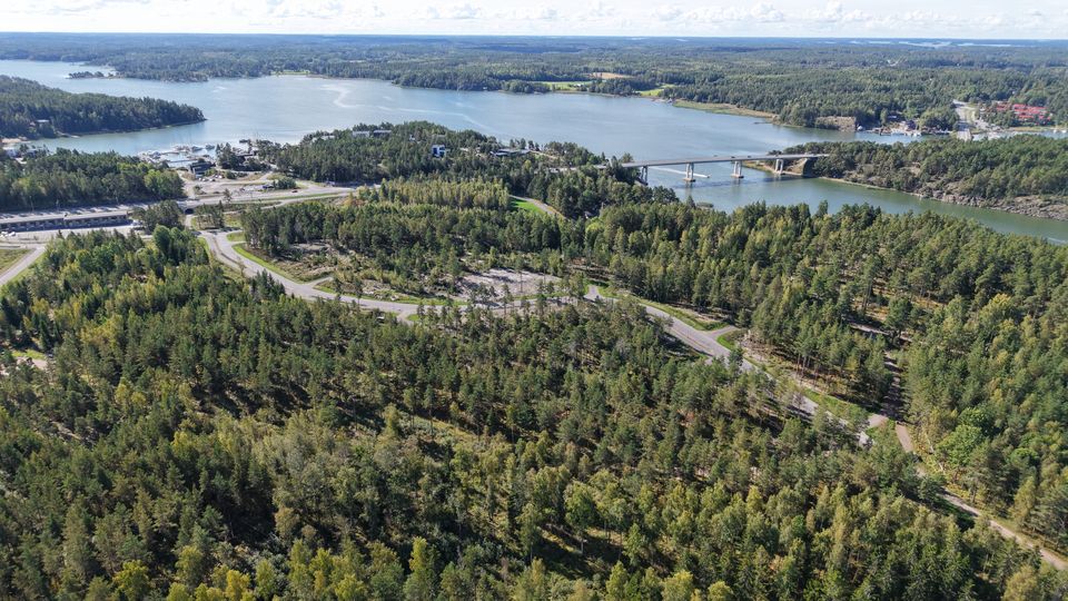 Luonnonmaalla tehdään maastomittauksia rakennusrekisterin tietojen ajantasaistamiseksi. Veijo Lindgren