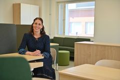 Maijamäen yhtenäiskoulun Kalevanniemen kampuksen rehtori Tiina Kortetmäki Kalevanniemen uusissa oppimistiloissa.