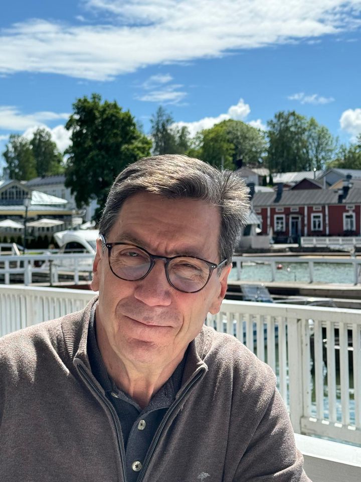 Kuvassa naantalilainen kirjailija Pekka Vartiainen Naantalin Vanhankaupungin venesatamassa kesällä.