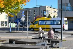 Fölin pieni bussi ajossa Naantalin keskustassa.