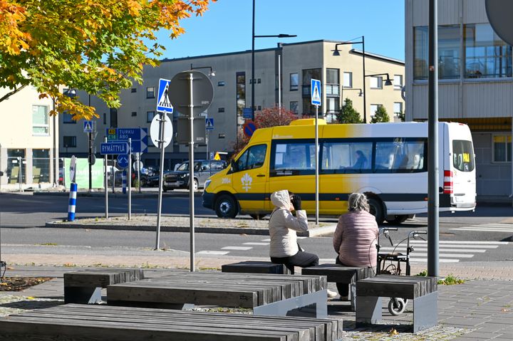 Fölin pieni bussi ajossa Naantalin keskustassa.