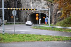 Kuparivuoren tunneli kuvattuna Manner-Naantalin puolelta. Auto ajamassa tunneliin.