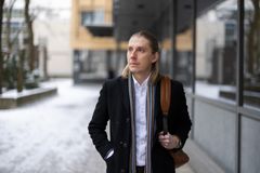 Paavo Hurri kävelee Insinööriliiton toimiston ulkopuolella.