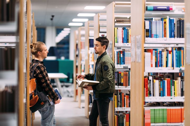 Opiskelijoita koulun kirjastossa
