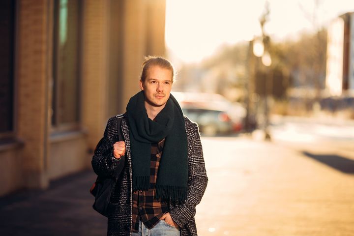 Insinööriopiskelija kadulla matkalla kouluun