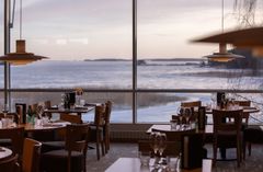 Ravintolatila sijaitsee ainutlaatuisella paikalla, aivan Ruissalon rantaviivan yläpuolella.