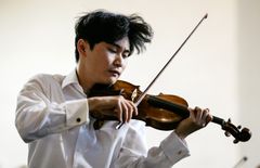 Sibelius-viulukilpailun 2022 voittaja Inmo Yang hurmasi Naantalin Musiikkijuhlien yleisön viime kesänä. Nyt hän palaa Naantaliin esiintyen useammassa konsertissa. Kuva Jaska Poikonen