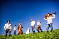 Kuudesta Suomen ykkösrivin sellisteistä koostuva Total Cello Ensemble on hurmannut yleisöä jo 30 vuoden ajan, säännöllisesti myös Naantalissa. Juhlavuoden kunniaksi kuullaan erityiskonsertti yhdessä sopraano Marjukka Tepposen kanssa. Kuva Jaakko Paarvala