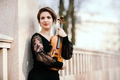 Romanialainen viulisti Ioana Cristina Goicea nimettiin Wienin musiikin ja esittävän taiteen yliopistoon vuonna 2020 vain 27 vuoden ikäisenä. Häne vierailee Naantalissa ensi kertaa kesäkuussa. Kuva Zusanna Specjal