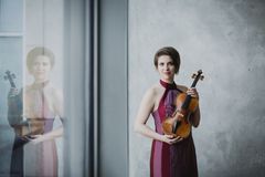 Romanialainen huippuviulisti Ioana Cristina Goicea esiintyy ensimmäistä kertaa Suomessa Naantalin Musiikkijuhlilla.