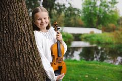 Nuori viulisti Lilja Haatainen esiintyy toistamiseen Naantalin Musiikkijuhlilla, konsertissa Paholaisen viulu tiistaina 11. kesäkuuta.