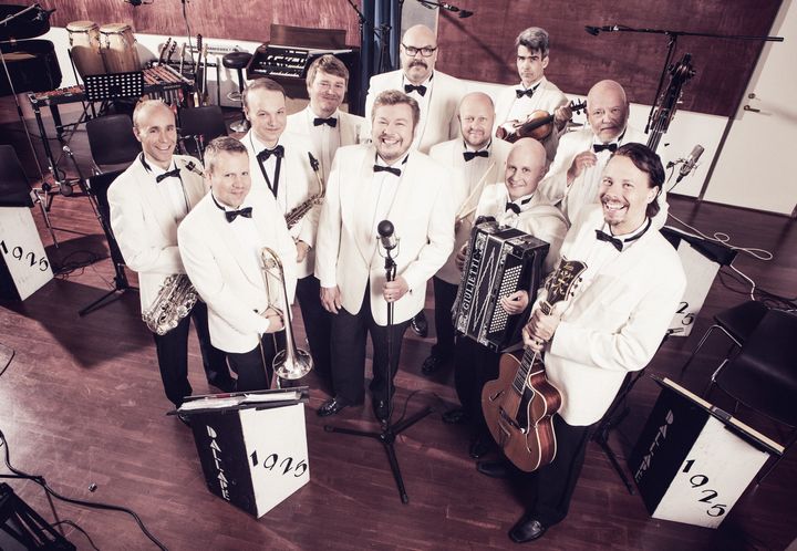 100 vuotta täyttävä tanssiorkesteri Dallapé aloittaa kesän juhlakiertueensa Kultarannan puistokonsertilla 6.6.2025 Naantalin Musiikkijuhlilla.