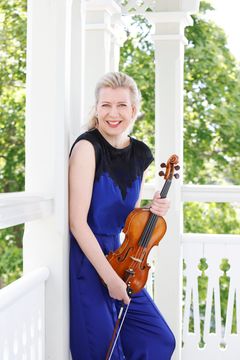 Naantalin Musiikkijuhlien taiteellinen johtaja, viulisti Elina Vähälä