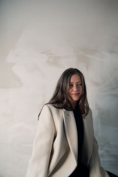 Laulaja, pianisti Maja Mannila esiintyy Naantalin Musiikkijuhlien Yö meren äärellä -konsertissa to 12.6.2025 klo 19 Naantalin kirkossa.