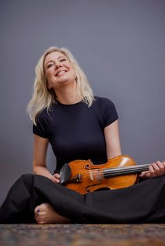 Taiteellinen johtaja, viulisti Elina Vähälä