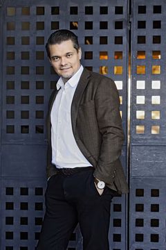 Tuomas Katajala esittää pianisti Ralf Gothónin kanssa Schubertin kaikkien aikojen klassikkolaulusarjan 12.6. Naantalin Musiikkijuhlilla klo 19.