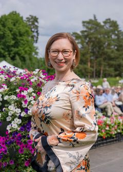 Naantalin Musiikkijuhlien toimitusjohtaja Emma Anttila Kultarannan Puistokonsertissa 2026.