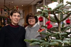 Viking Linen kuusi tunnustaa joululle ja laivayhtiölle tunnosomaista väriä. Kuusen koristelivat Kirsi Lundgren (vas.) ja Anita Lempiäinen.