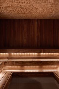 Katajan oksia on perinteisesti käytetty saunoissa tuomaan tuoksua ja lempeää aromia. Uuden Kataja-saunan lauteet ja seinät on valmistettu ekologisesta keisaripuusta, ja kattopaneeli on tehty katajakiekoista.