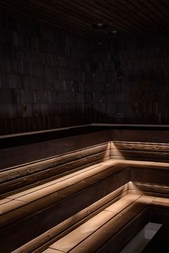 Päre-saunan seinissä ja lauteissa käytetty pärepaneeli korostaa suomalaista saunaperinnettä ja luonnonläheistä tunnelmaa.