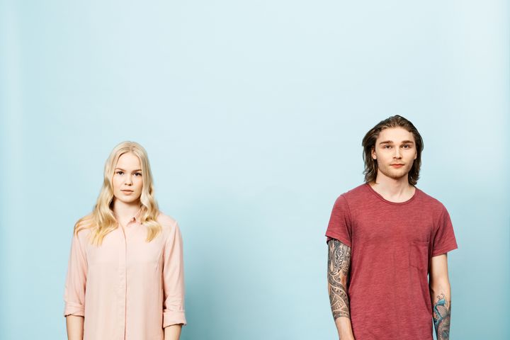 Mies- ja naisoletettu t-paidat päällään.