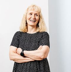 Vaaleahiuksinen nainen.