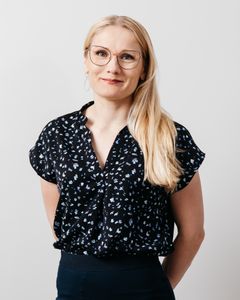 Vaaleahiuksinen nainen.