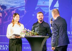 Kolme henkilöä lavalla.