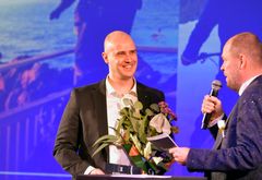 Kaksi mieshenkilöä lavalla.