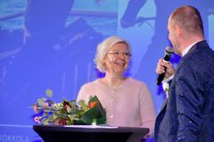 Nainen ja mies lavalla.