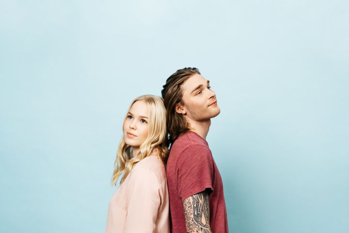 Kaksi nuorta selät vastakkain.