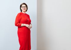 Nainen punaisessa mekossa.