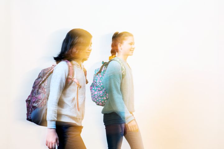 Kaksi koululaista kuvattuna sivusta päin.