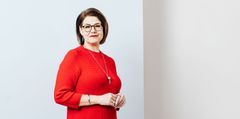 Nainen punaisessa paidassa.