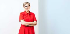 "När befolkningen minskar och åldras är den viktigaste frågan för kommunerna inte bara var tjänsterna finns. Allt oftare handlar det om hur tjänsterna når ut till folk. Mobila tjänster är ett konkret sätt för kommunerna att svara på den här utmaningen", säger Susanna Huovinen, vice verkställande direktör vid Kommunförbundet.
