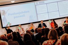 Alt-teksti: Ihmiset istuvat paneelissa lavalla Kuntamarkkinoilla vuonna 2026.