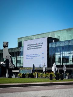 Nuorten viestit työnhausta, opiskelusta ja osaamisesta ovat esillä Akavan kampanjassa muun muassa Musiikkitalon suurella seinällä eduskuntatalon vieressä täysistuntojen aikana.