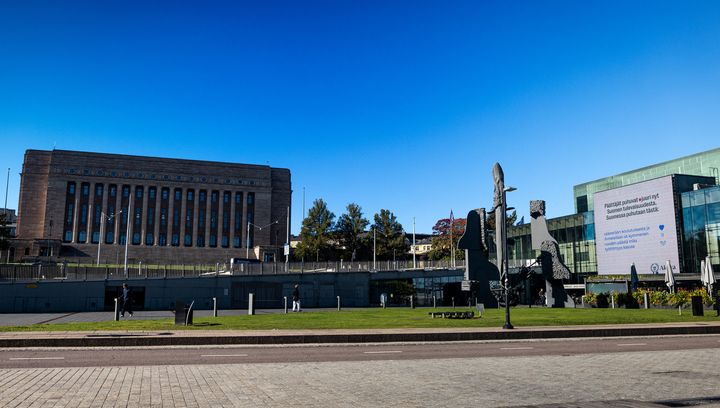 Nuorten viestit työnhausta, opiskelusta ja osaamisesta ovat esillä Akavan kampanjassa muun muassa Musiikkitalon suurella seinällä eduskuntatalon vieressä täysistuntojen aikana.